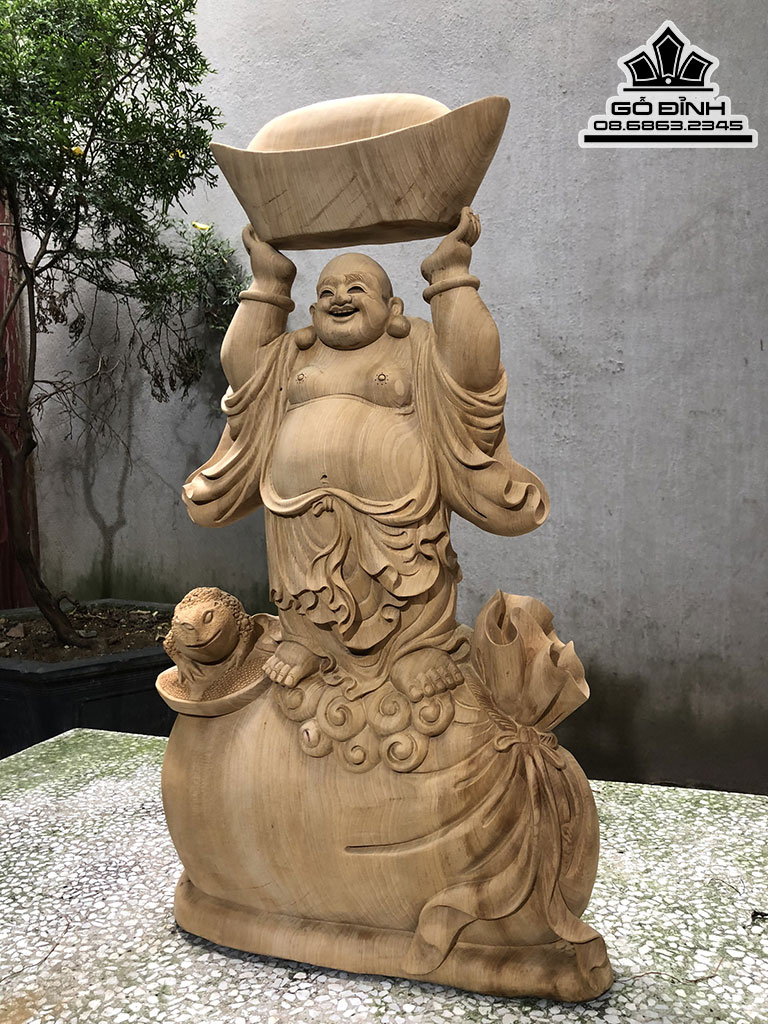 Tượng Phật Di Lặc Nâng Thỏi Vàng Gỗ Ngọc Am Cao 62 Ngang 35 Sâu 17 (cm)