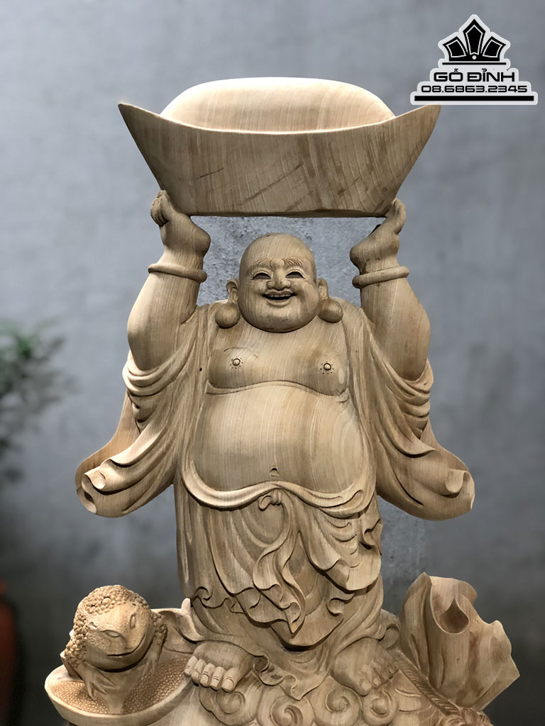 Tượng Phật Di Lặc Nâng Thỏi Vàng Gỗ Ngọc Am Cao 62 Ngang 35 Sâu 17 (cm)