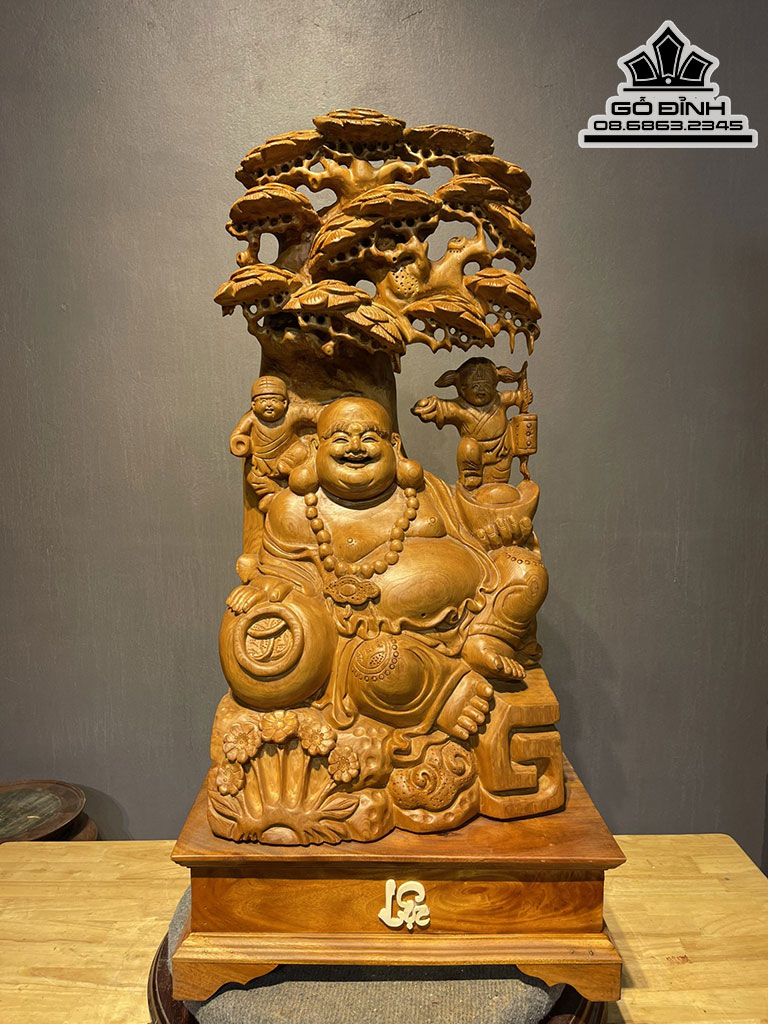 Tượng Phật Di Lặc Ngồi Gốc Tùng Gỗ Ngọc Am Cao 78 Ngang 40 Sâu 25 Cả Kỷ 93 (cm)
