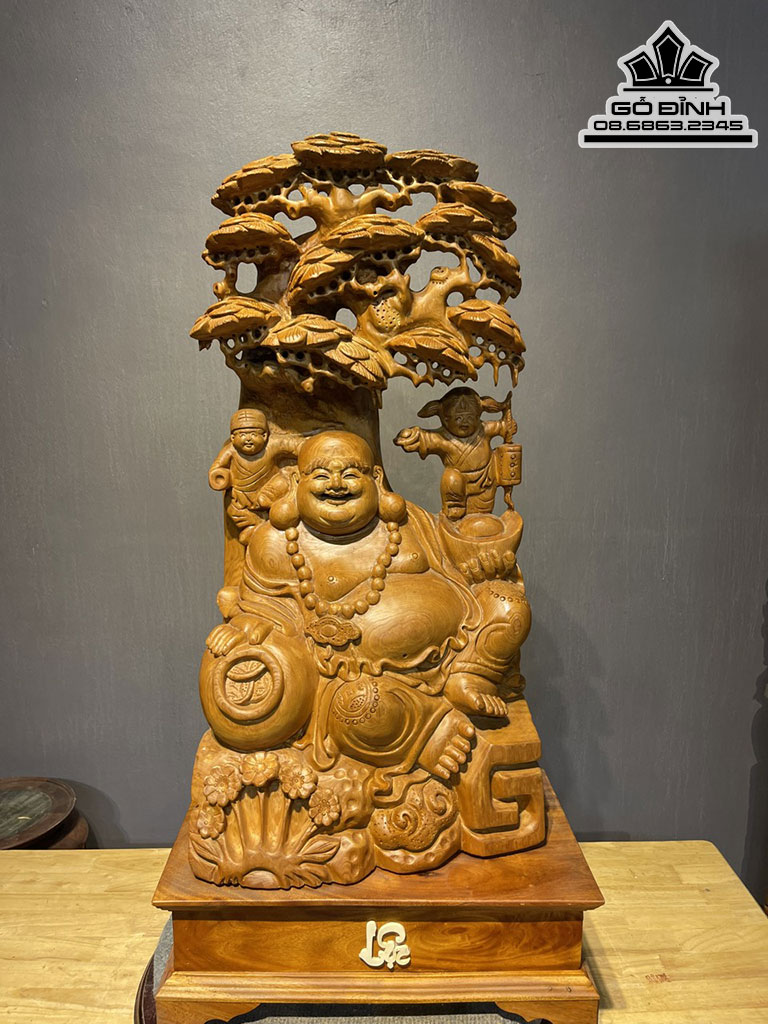 Tượng Phật Di Lặc Ngồi Gốc Tùng Gỗ Ngọc Am Cao 78 Ngang 40 Sâu 25 Cả Kỷ 93 (cm)