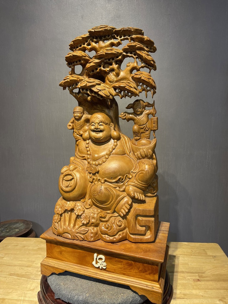 Tượng Phật Di Lặc Ngồi Gốc Tùng Gỗ Ngọc Am Cao 78 Ngang 40 Sâu 25 Cả Kỷ 93 (cm)