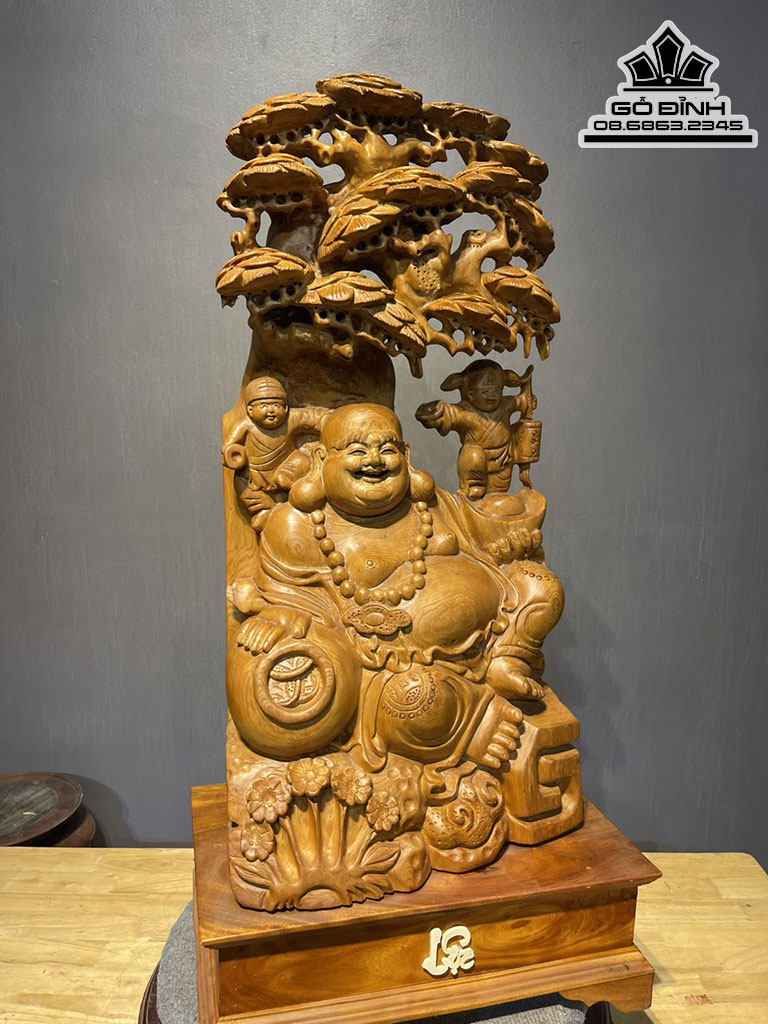 Tượng Phật Di Lặc Ngồi Gốc Tùng Gỗ Ngọc Am Cao 78 Ngang 40 Sâu 25 Cả Kỷ 93 (cm)