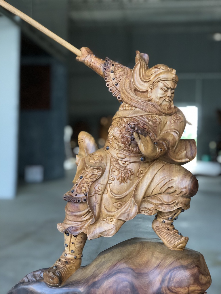 Tượng Quan Công Múa Đao Gỗ Bách Xanh Cao 63 Ngang 40 Sâu 20 (cm)