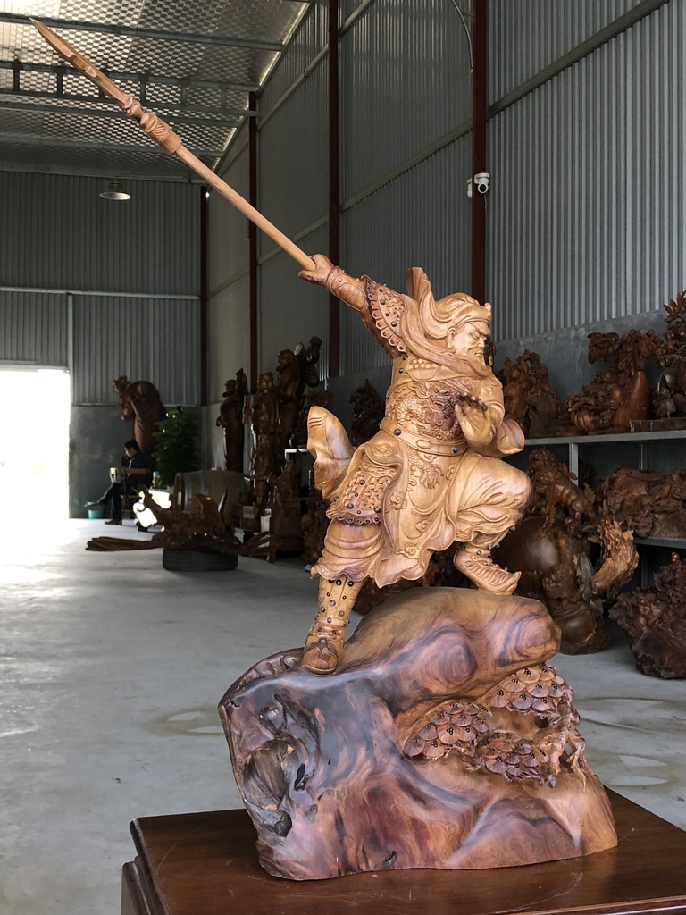 Tượng Quan Công Múa Đao Gỗ Bách Xanh Cao 63 Ngang 40 Sâu 20 (cm)