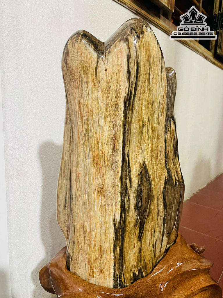 Tác Phẩm Đá Gỗ Hóa Ngọc Gia Lai Cao 52 Ngang 30 (cm) 26kg