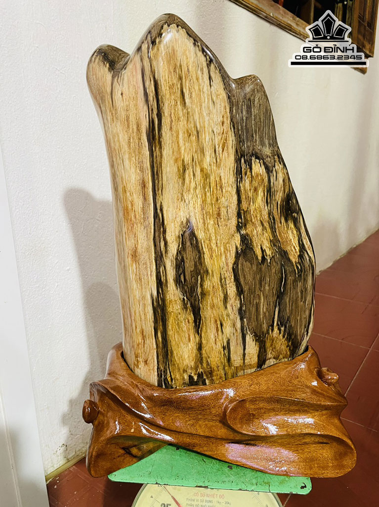 Tác Phẩm Đá Gỗ Hóa Ngọc Gia Lai Cao 52 Ngang 30 (cm) 26kg