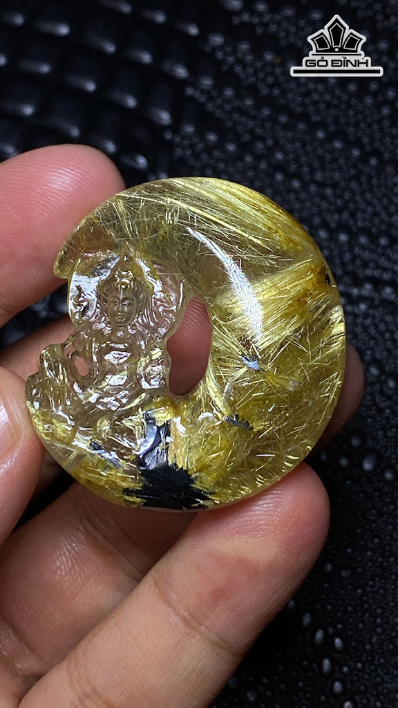 Mặt Dây Quan Âm Tọa Nguyệt Đá Thạch Anh Tóc Vàng Cao 41 Ngang 39 Sâu 13,8 (mm) 26g