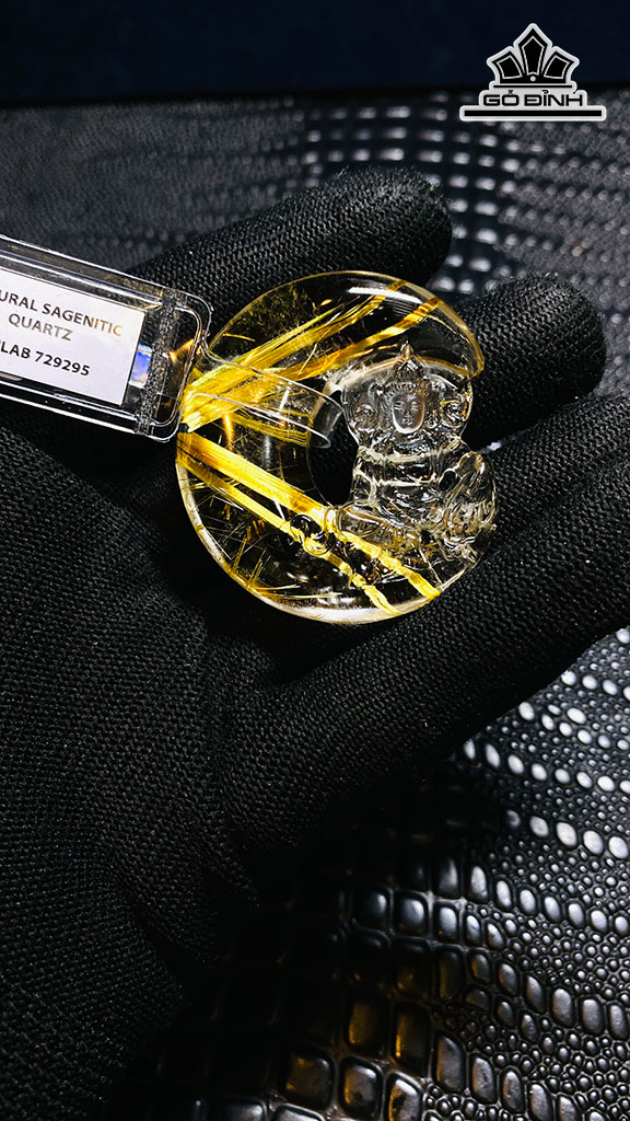 Mặt Dây Quan Âm Tọa Nguyệt Đá Thạch Anh Tóc Vàng Cao 46,27 Ngang 41,4 Sâu 10,49 (mm)