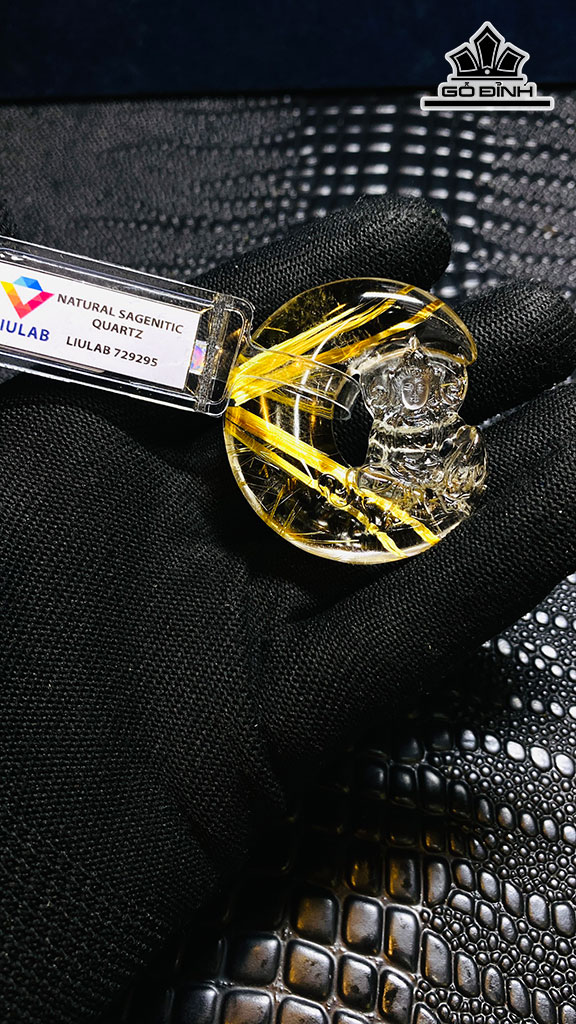 Mặt Dây Quan Âm Tọa Nguyệt Đá Thạch Anh Tóc Vàng Cao 46,27 Ngang 41,4 Sâu 10,49 (mm)