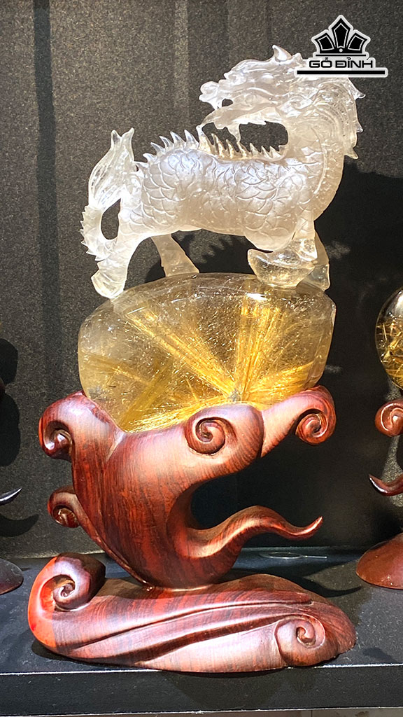 Tác Phẩm Kỳ Lân Hoa Thị Đá Thạch Anh Tóc Vàng Cao 146 Ngang 120 Sâu 42,8 (mm) 757,9g