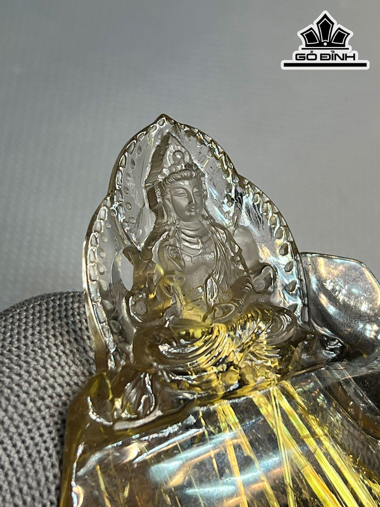 Tượng Phật Bà Quan Âm Đá Thạch Anh Tóc Vàng Cao 72,8 Ngang 73,1 Sâu 15,7 (mm) 98g