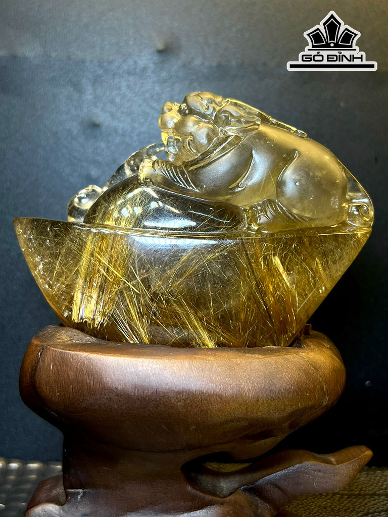 Tượng Tỳ Hưu Ôm Kim Nguyên Bảo Đá Thạch Anh Tóc Vàng Cao 91,1 Ngang 120 Sâu 49 (mm) 28g