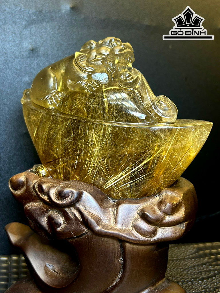 Tượng Tỳ Hưu Ôm Kim Nguyên Bảo Đá Thạch Anh Tóc Vàng Cao 91,1 Ngang 120 Sâu 49 (mm) 28g