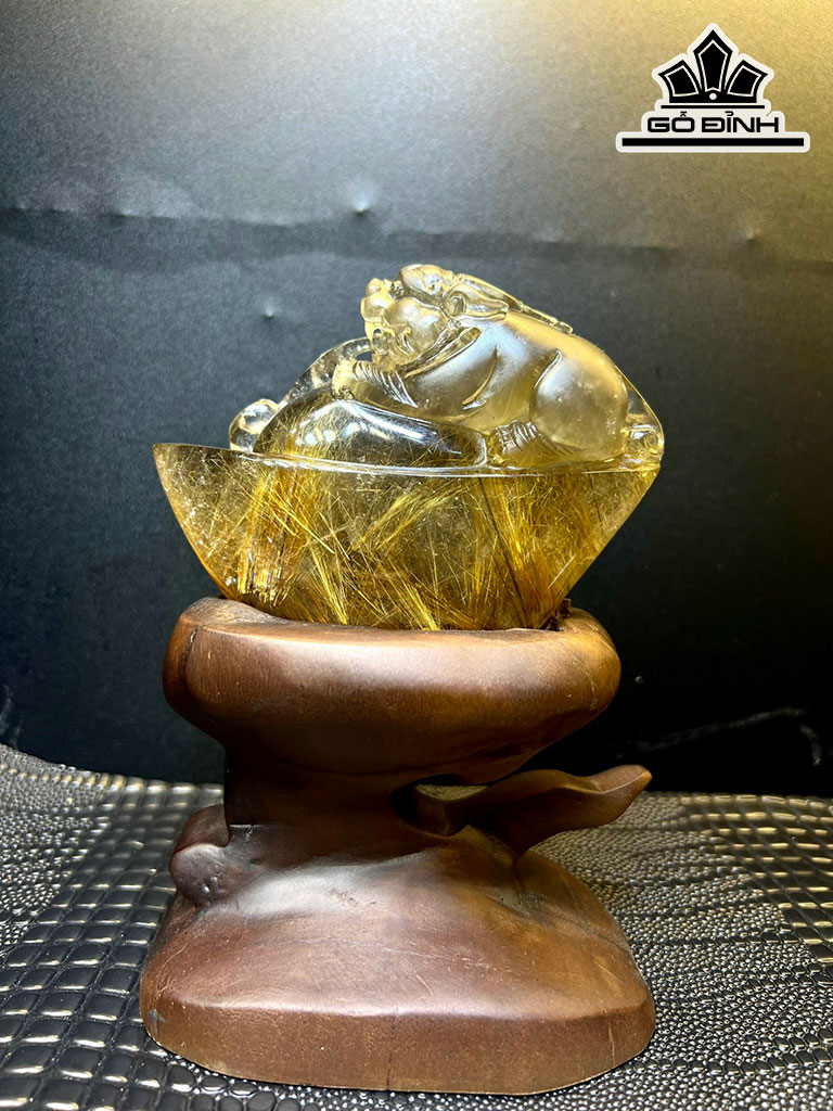 Tượng Tỳ Hưu Ôm Kim Nguyên Bảo Đá Thạch Anh Tóc Vàng Cao 91,1 Ngang 120 Sâu 49 (mm) 28g