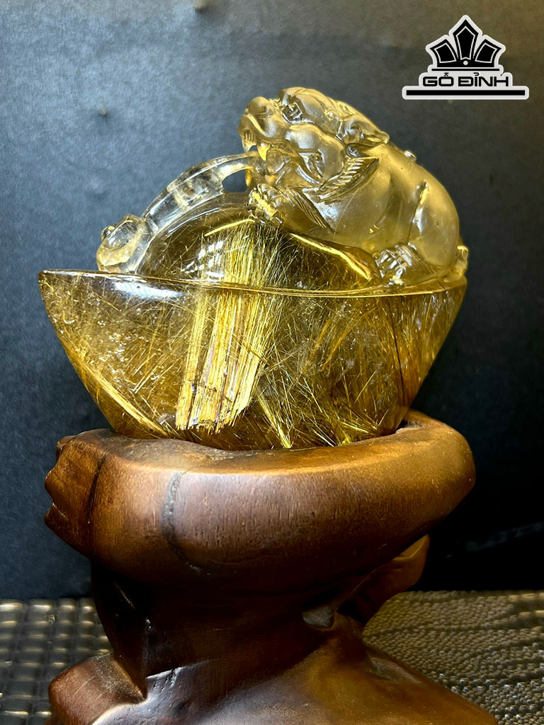 Tượng Tỳ Hưu Ôm Kim Nguyên Bảo Đá Thạch Anh Tóc Vàng Cao 91,1 Ngang 120 Sâu 49 (mm) 28g