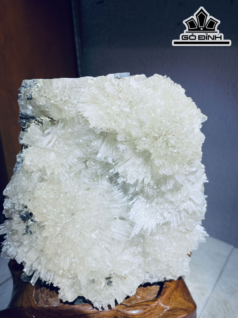 Tác Phẩm Đá Aragonit Cao 24 Ngang 16 (cm) 3,5kg