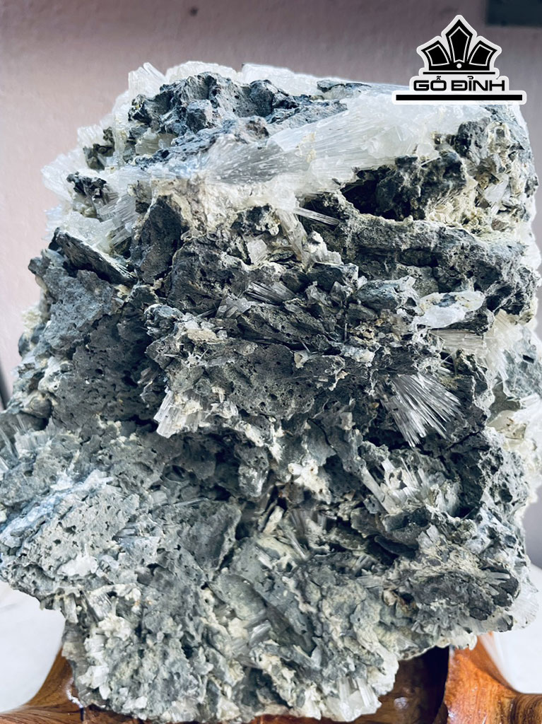 Tác Phẩm Đá Aragonit Cao 24 Ngang 16 (cm) 3,5kg