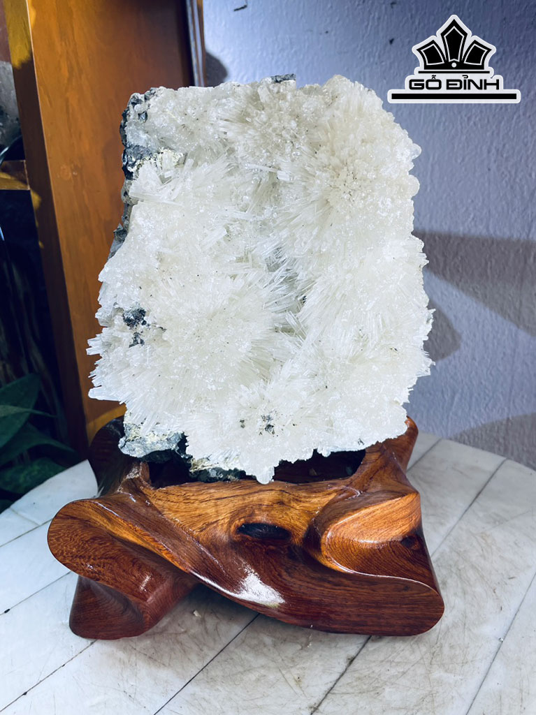 Tác Phẩm Đá Aragonit Cao 24 Ngang 16 (cm) 3,5kg