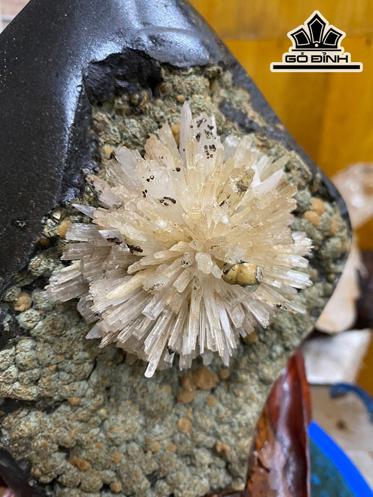 Tác Phẩm Đá Aragonit To 8 (cm) Cao 26 (cm) 4kg