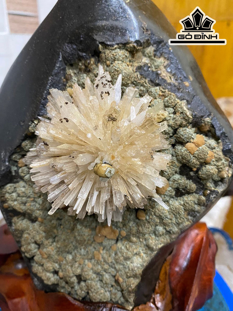 Tác Phẩm Đá Aragonit To 8 (cm) Cao 26 (cm) 4kg