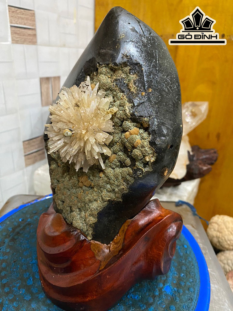 Tác Phẩm Đá Aragonit To 8 (cm) Cao 26 (cm) 4kg