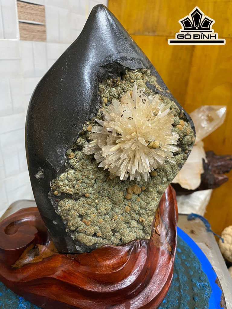 Tác Phẩm Đá Aragonit To 8 (cm) Cao 26 (cm) 4kg