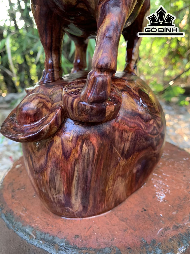 Tác Phẩm Chú Tiểu Gỗ Sưa Cao 28 Ngang 20 Sâu 16 (cm)