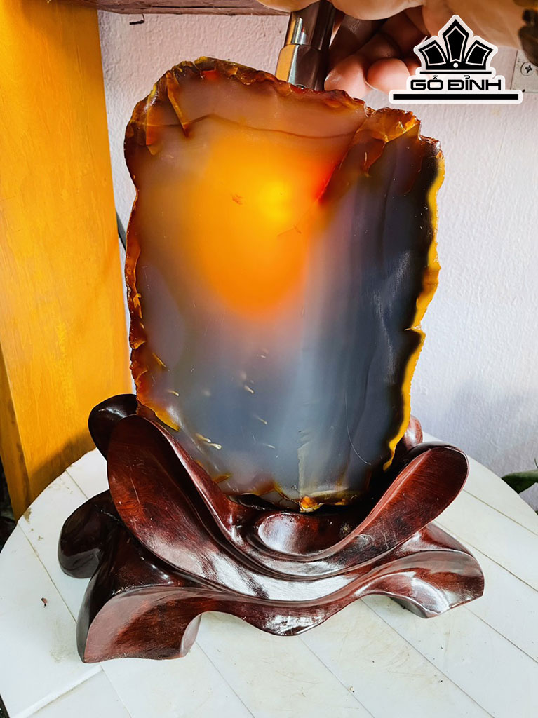 Tác Phẩm Đá Mã Não Cao 30 Ngang 15 (cm) 4,7kg