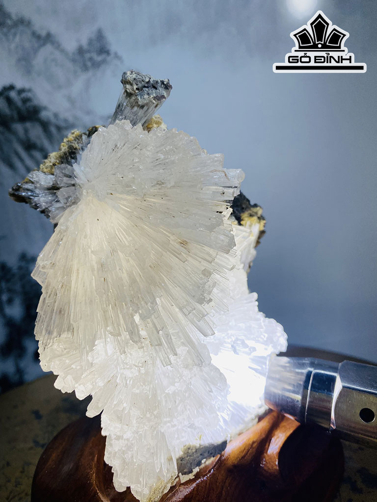 Tác Phẩm Đá Thạch Anh Kim Tử Tháp Cao 18 Ngang 14 (cm) 1,4kg