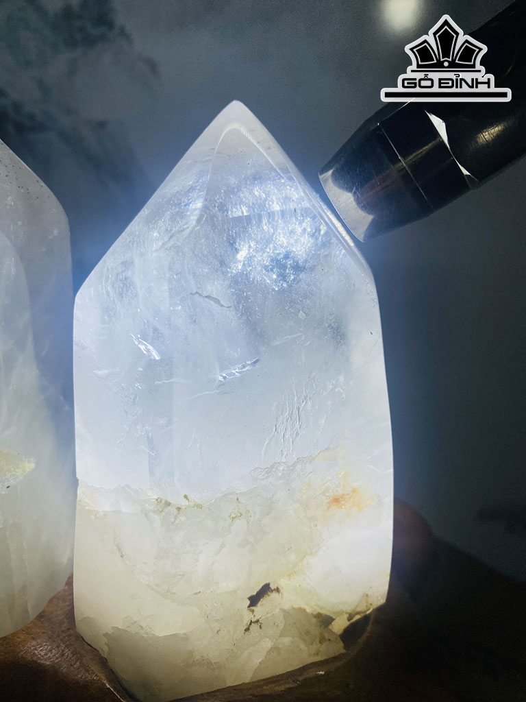 Tác Phẩm Đá Thạch Anh Trắng Cao 19 Ngang 20 (cm) 3kg