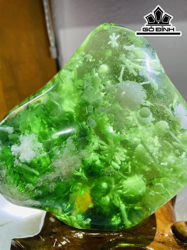 Tác Phẩm Đá Thủy Tinh Bông Tuyết Cao 24 Ngang 12 (cm) 3,3kg