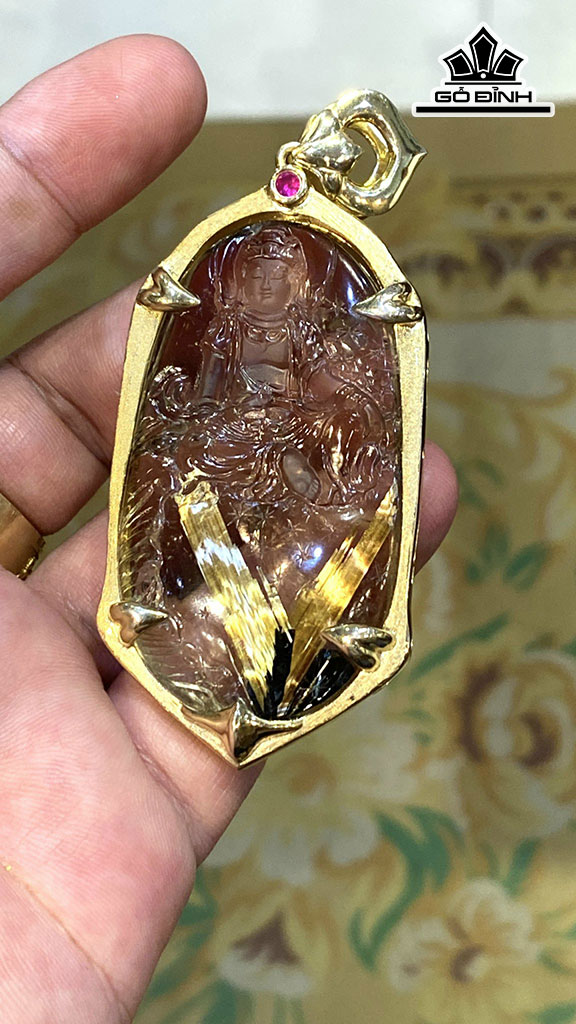 Mặt Dây Chuyền Quan Âm Đá Thạch Anh Tóc Vàng Cao 66 Ngang 36,8 Sâu 9 (mm) 42,5gr