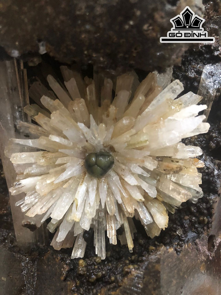 Tác Phẩm Đá Aragonit Cao 39 (cm) 8,5kg
