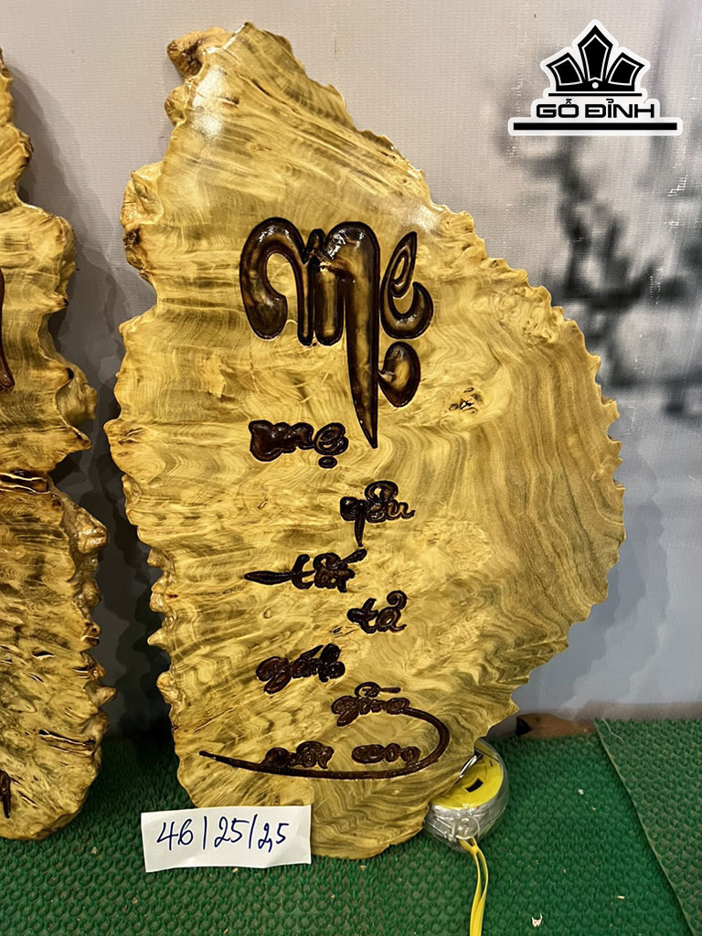 Tranh Cha Mẹ Gỗ Nu Nghiến Cao 46 Ngang 25 Sâu 2,5 (cm)