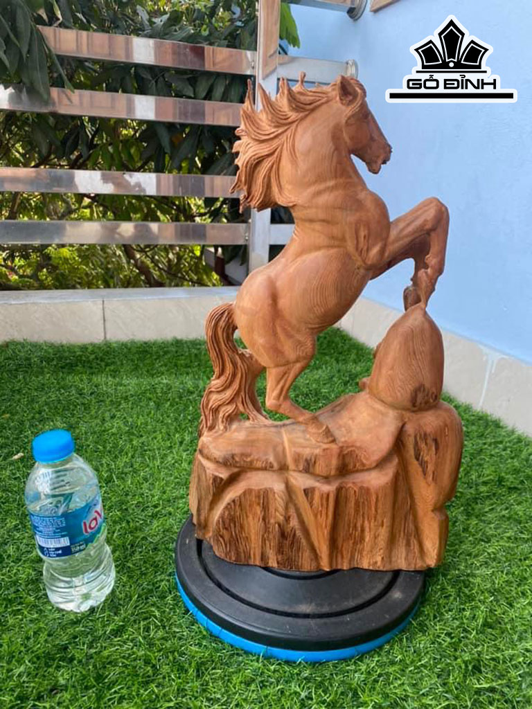 Tượng Ngựa Phong Thủy (Nhất Mã Phi Thiên) Gỗ Ngọc Am Cao 43 Ngang 27 Sâu 11 (cm)