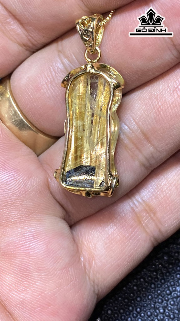 Mặt Dây Chuyền Quan Âm Đá Thạch Anh Tóc Vàng Cao 29,6 Ngang 14,6 Sâu 8,6 (mm) 6gr