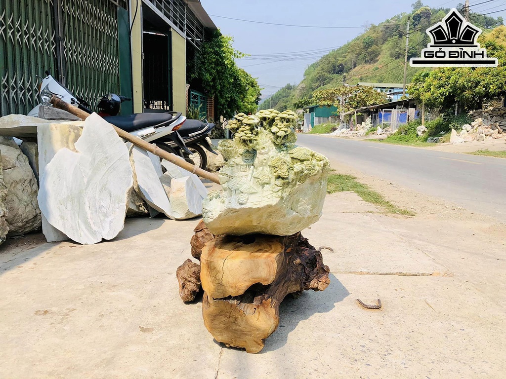 Tác Phẩm Đá Serpentine Cao 69 Ngang 76 Sâu 48 (cm) 105kg