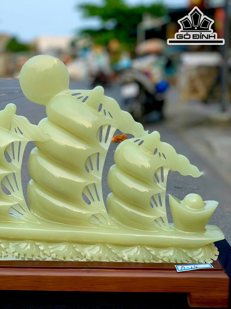 Tác Phẩm Đá Ngọc Hoàng Long Cao 40 Ngang 30 (cm)