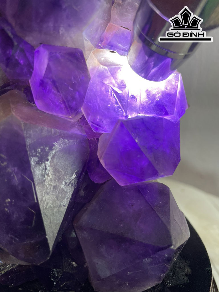 Tác Phẩm Đá Thạch Anh Tím Cao 23 Ngang 13 (cm) 2,6kg