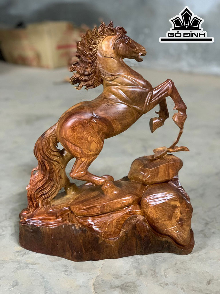 Tượng Ngựa Phong Thủy (Nhất Mã Phi Thiên) Gỗ Hương Cao 44 Ngang 34 Sâu 18 (cm)