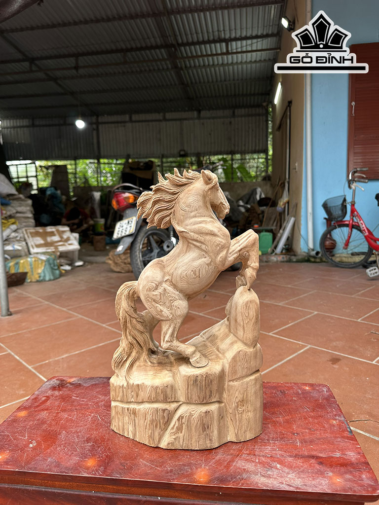 Tượng Ngựa Phong Thủy (Nhất Mã Phi Thiên) Gỗ Ngọc Am Cao 42 Ngang 28 Sâu 14 (cm)