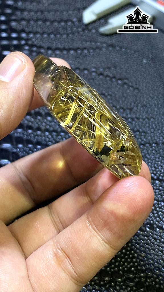 Mặt Dây Chuyền Quan Âm Đá Thạch Anh Tóc Vàng Cao 57,3 Ngang 38 Sâu 14,8 (mm) 60,5gr
