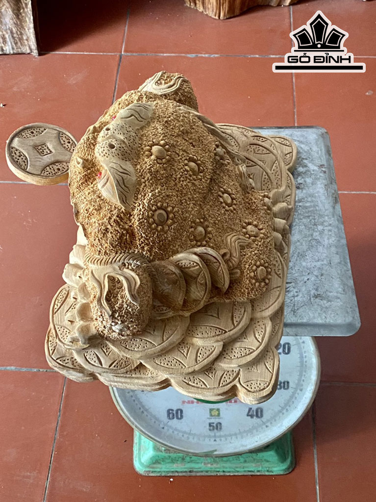 Tượng Cóc Ngậm Tiền Gỗ Ngọc Am Cao 25 Ngang 40 Sâu 30 (cm)