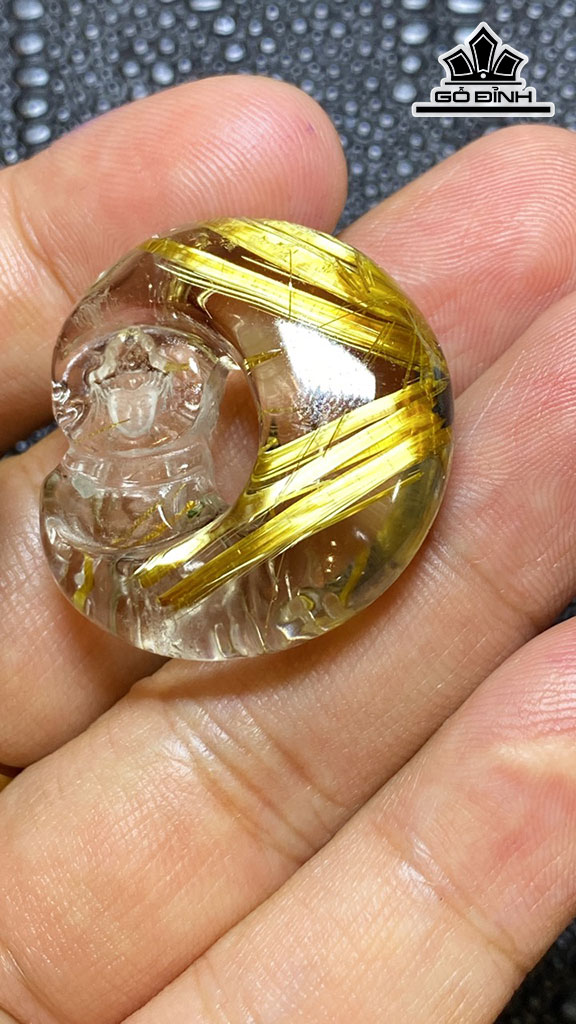 Mặt Dây Chuyền Quan Âm Tọa Nguyệt Đá Thạch Anh Tóc Vàng Cao 30,9 Ngang 30 Sâu 11,9 (mm) 13gr