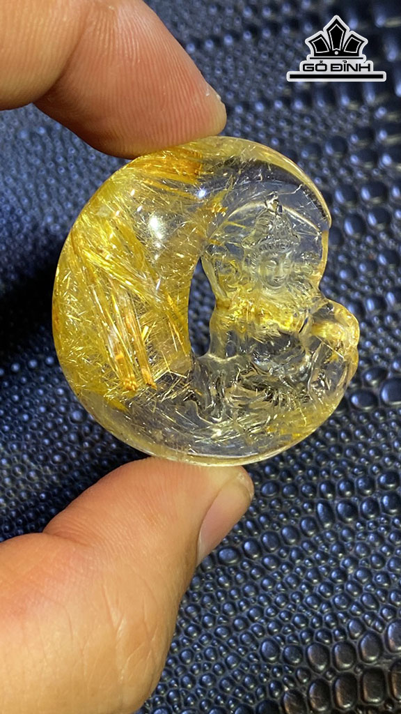 Mặt Dây Chuyền Quan Âm Tọa Nguyệt Đá Thạch Anh Tóc Vàng Cao 39 Ngang 37 Sâu 13 (mm) 21gr