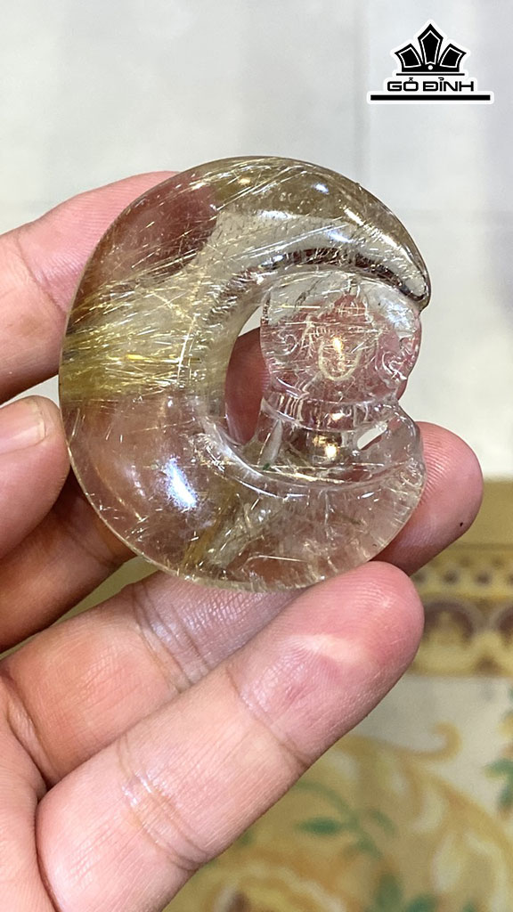 Mặt Dây Chuyền Quan Âm Tọa Nguyệt Đá Thạch Anh Tóc Vàng Cao 50,9 Ngang 46 Sâu 12,3 (mm) 36,8gr