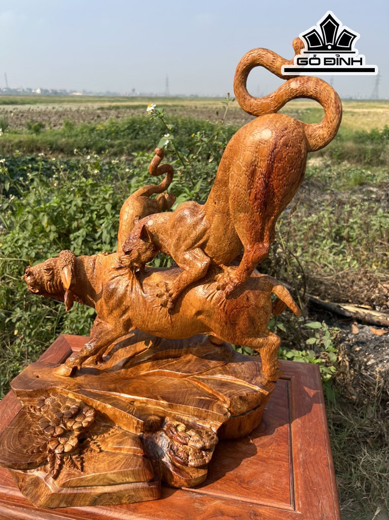 Tượng Cuộc Chiến Sinh Tồn Gỗ Hương Cao 59 Ngang 45 Sâu 50 (cm)