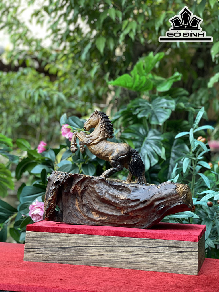 Tượng Ngựa Phong Thủy (Nhất Mã Phi Thiên) Gỗ Bách Xanh Cao 29 Ngang 36 Sâu 18 (cm)