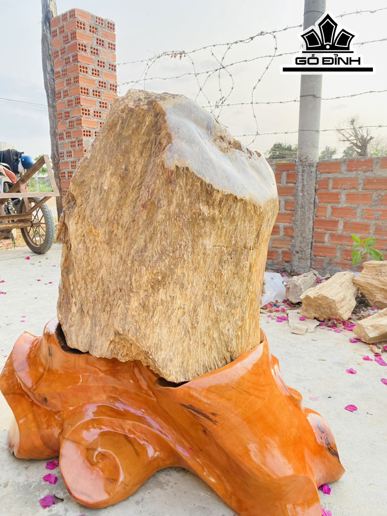 Tác Phẩm Đá Lửa Cao 87 Ngang 85 (cm) 220kg