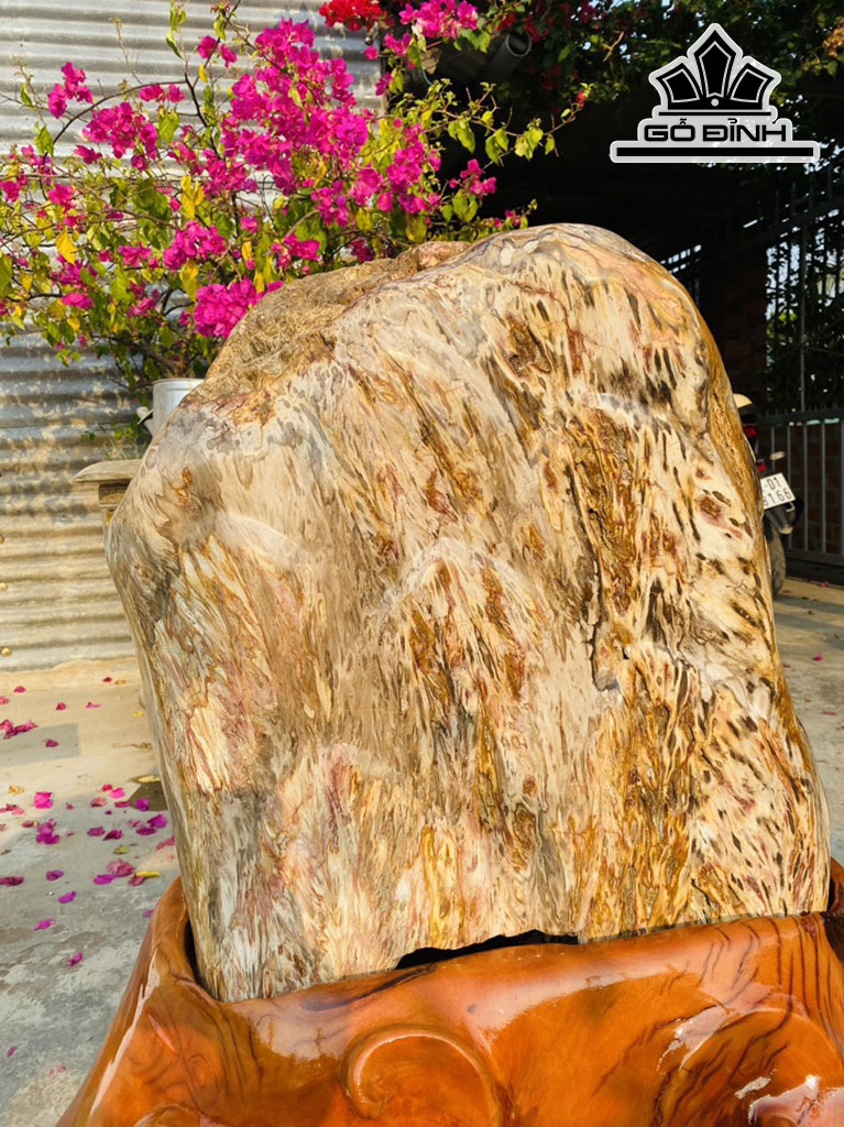 Tác Phẩm Đá Lửa Cao 87 Ngang 85 (cm) 220kg